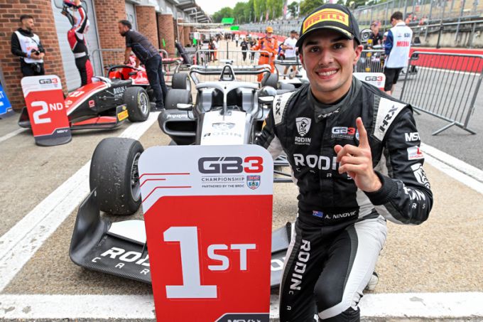 Ninovic vergroot voorsprong in GB3 kampioenschap na dominante zaterdag op Brands Hatch