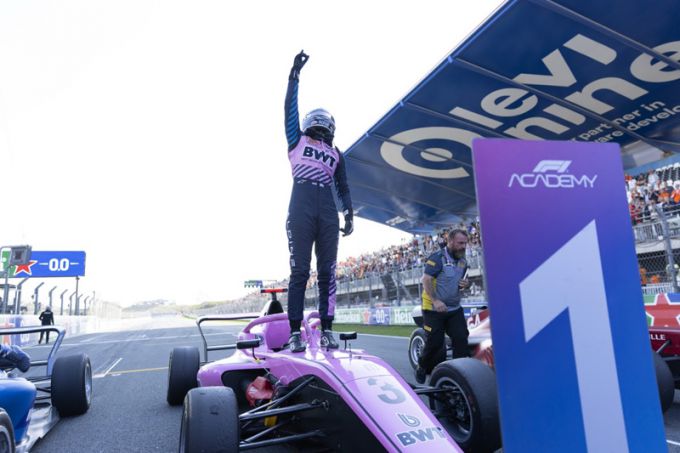 Nina Gademan behaalt eerste overwinning