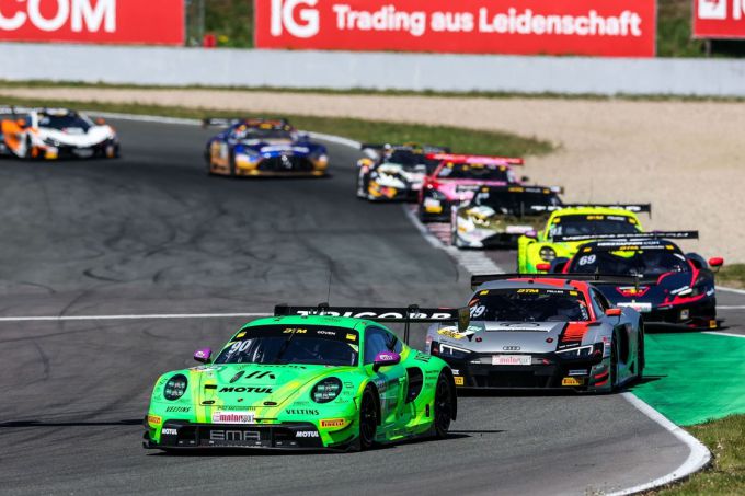 DTM-koning Ayhancan Güven krijgt Gouden Schoen Foto 10
