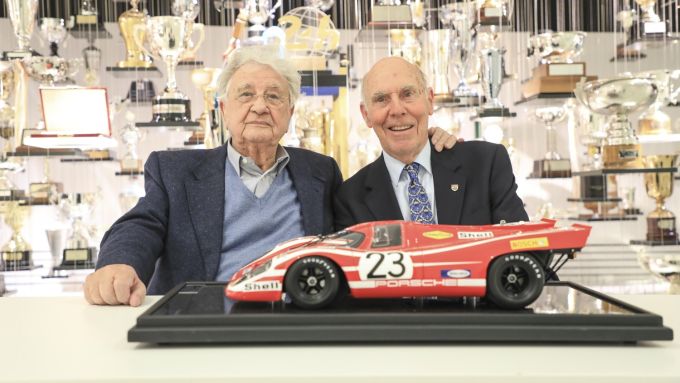 Porsche rouwt om zijn overleden legende Hans Herrmann