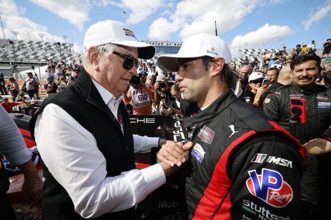IMSA WeatherTech SportsCar Championship Daytona International Speedway Rolex 24 At Daytona Roger Penske feliciteert Felipe Nasr foto IMSA 2