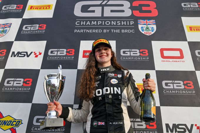 Abbi Pulling blijft in 2026 bij Rodin Motorsport in het GB3-kampioenschap