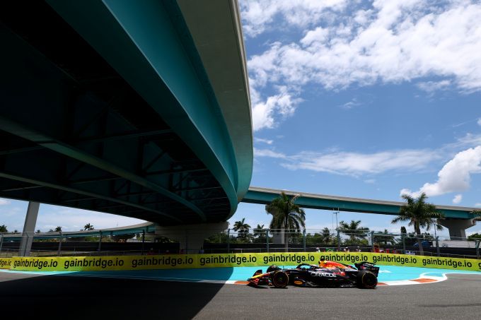 Formule 1 Grand Prix Miami 2026 Max Verstappen onderdoor brug