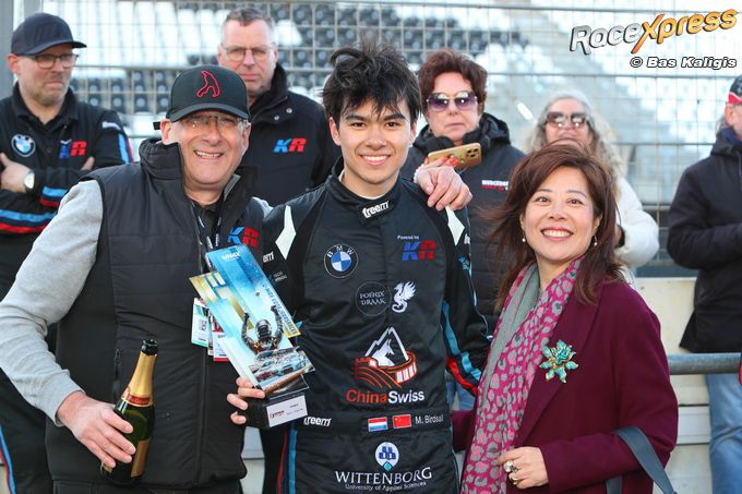 Marlon Birdsall met blije ouders na zege